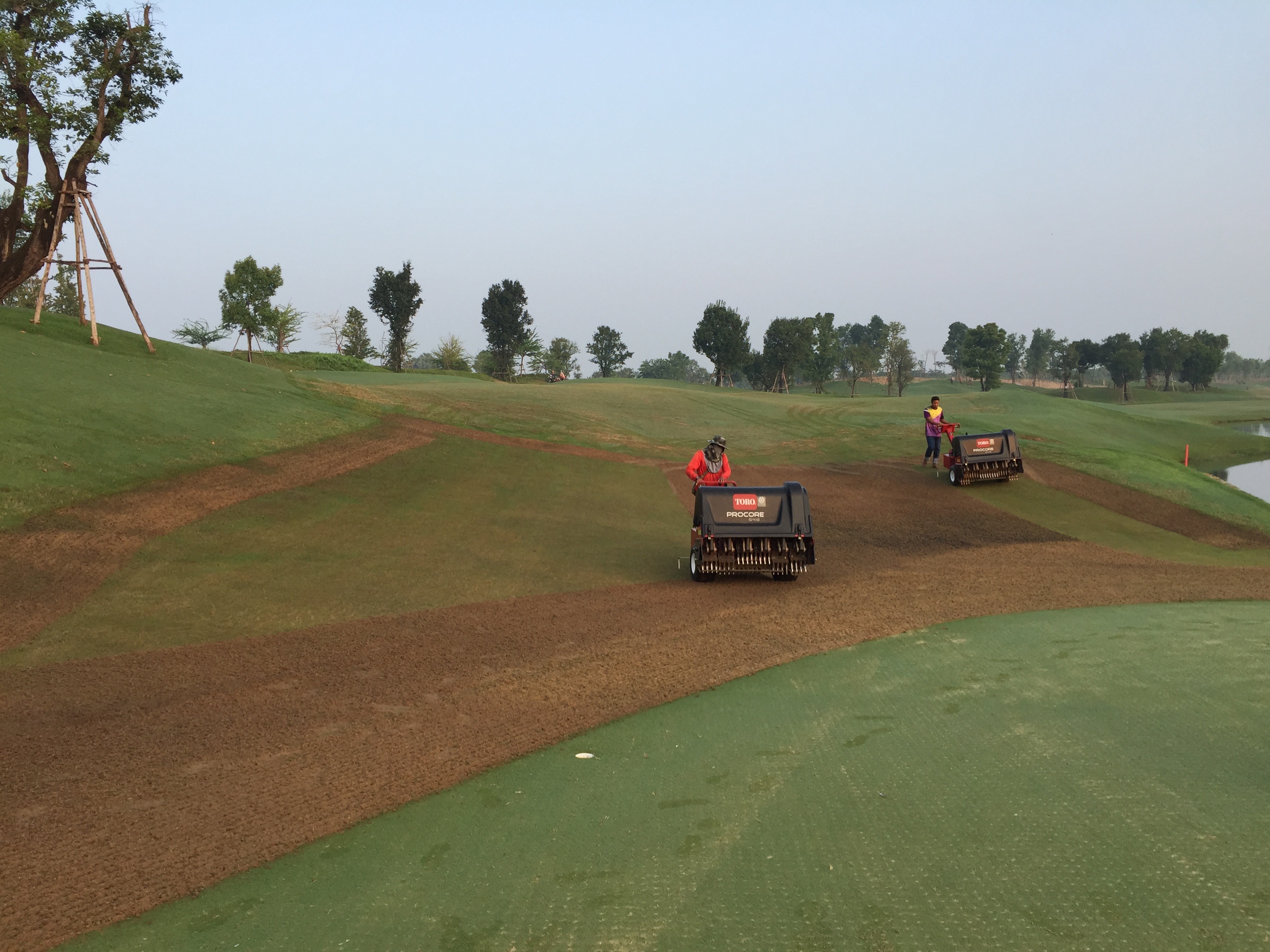 Coring the approach on the 1st hole at Nikanti Golf Club 2017